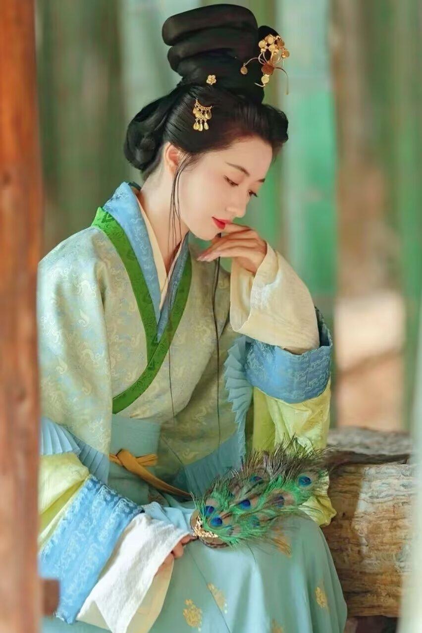 <p>女人的气质指的哪方面女性应有的气质 <!--{img:0}-->...