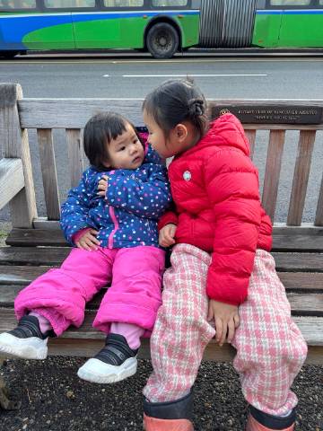 Mola说：“妈妈，我跟妹妹在月亮上的时候就一起玩是好朋友，我俩约好了...