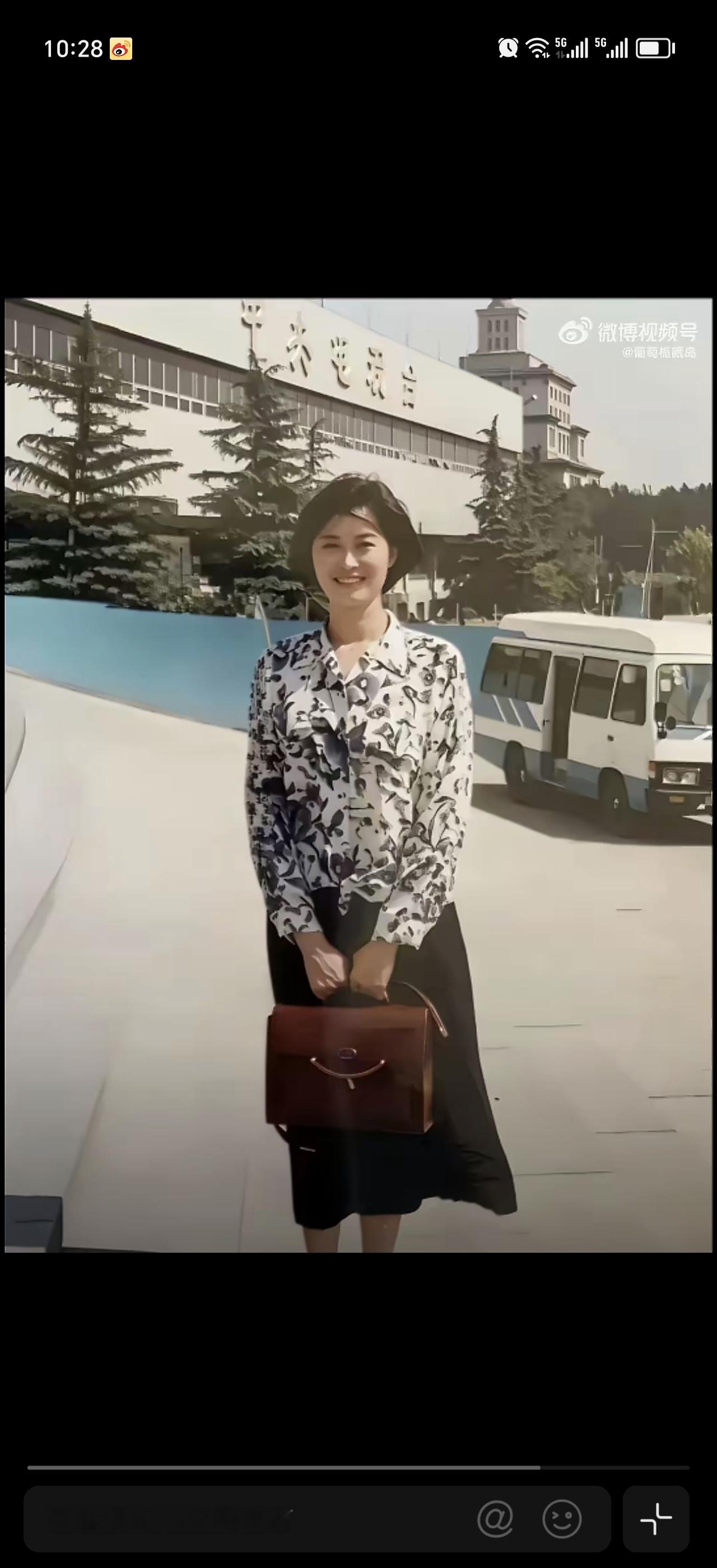 这是1994春天的某一天，敬一丹在中央电视台门前的一张留影，当时的敬一丹只有39岁，正是她风华正茂的年纪，气质与颜值没的说，端庄大气，笑容可掬。 有能力、有才华、有人脉的人多为社会做贡献，拼一拼晚年也无可厚非吧！赋闲在家享受天伦之乐就能长寿吗？忙碌工作为事业拼搏也许就是敬一丹的命！！！大家评论区聊聊