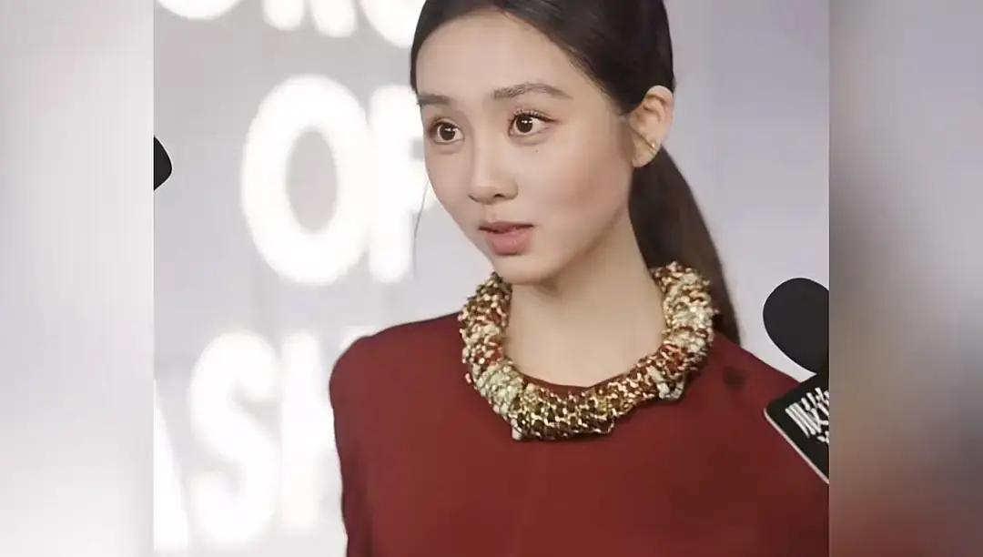 黄磊的大女儿黄多多每次只要一露面，评论区总能吵得不可开交。
这次她去走秀，不少网友又给看懵了。
按说从小在聚光灯底下长大，颜值底子挑不出大毛病，可往台上一站，台步走得属实有点别扭。
肩膀打不开，体态看着发紧，连带着步子都带着几分局促，确实看不出受过系统仪态训练的痕迹。
最让人捉摸不透的还是后