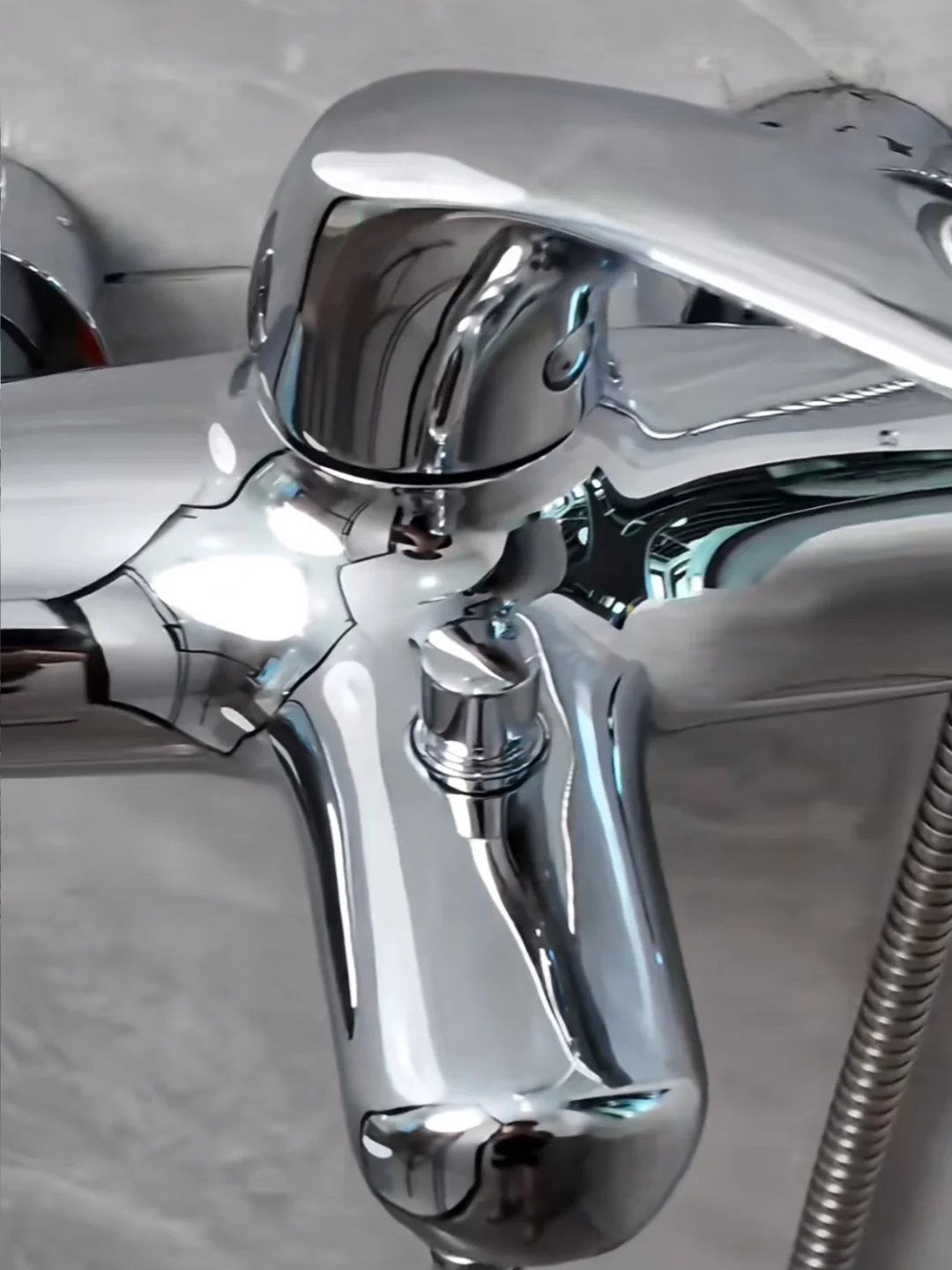 洗的发亮的水龙头