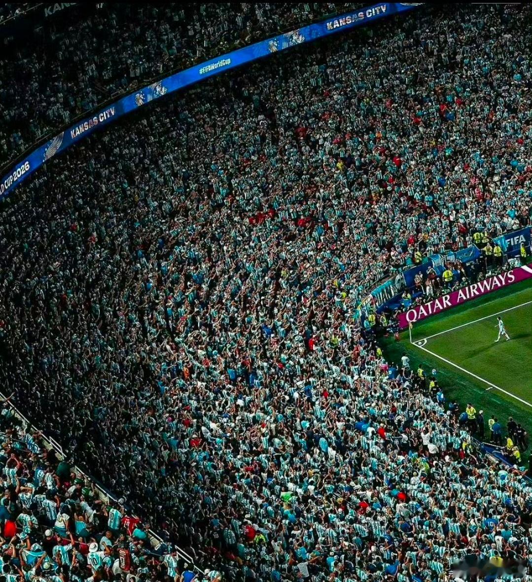 封神名场面！卫报评选2026世界杯30大照片，梅西角旗“圣殿”镜头稳居...