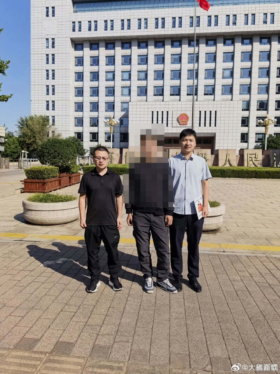#捉奸被控敲诈男子申请423万国赔#

水性杨花的老婆美美隐身了[吃瓜][吃瓜]

大橘很奇怪，一方说是捉奸，一方报警仙人跳敲诈

那怎么甄别呢？

别的不说，判定仙人跳敲诈的话，这女的至少也是从犯吧？咋只抓男的呢？

423万国赔啊，钱不是这样给你们挥霍的[吃瓜][吃瓜] ​