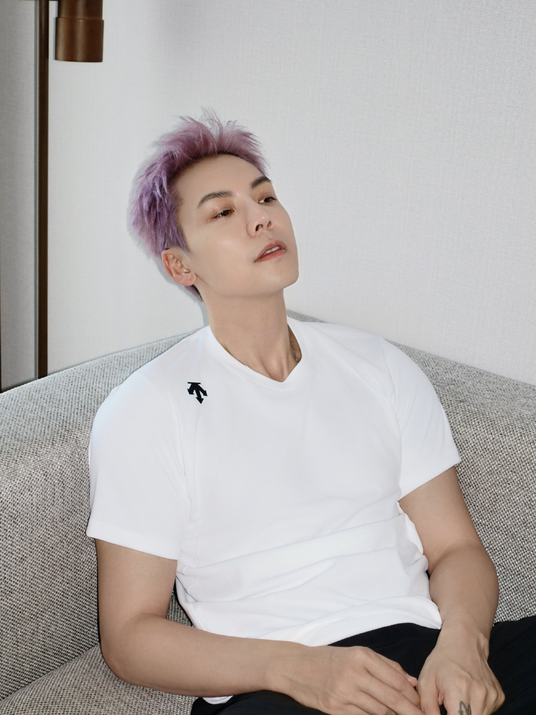 #陈伟霆又染新发色了# 给秋天点颜色看看，紫色果然很有“威”力💜 ​