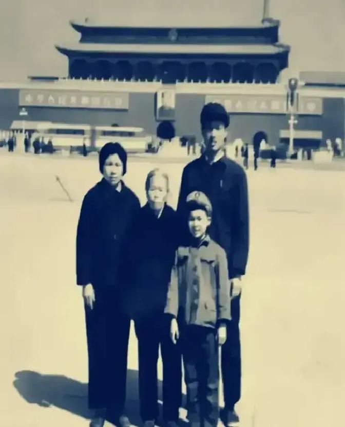 1969年，一对上海知青夫妇，于吉林延边插队时，在当地孤寡老人李阿妈家里，一起生活了10年。10年后，当知青返城，夫妻二人跟公社反映：“如果我们能回上海，一定要带着李阿妈走。”

公社书记老赵听完，手指在桌上敲了两下，没抬头。“户口怎么办？粮票怎么办？上海那边接收怎么办？”他声音不高，每个字都沉甸甸