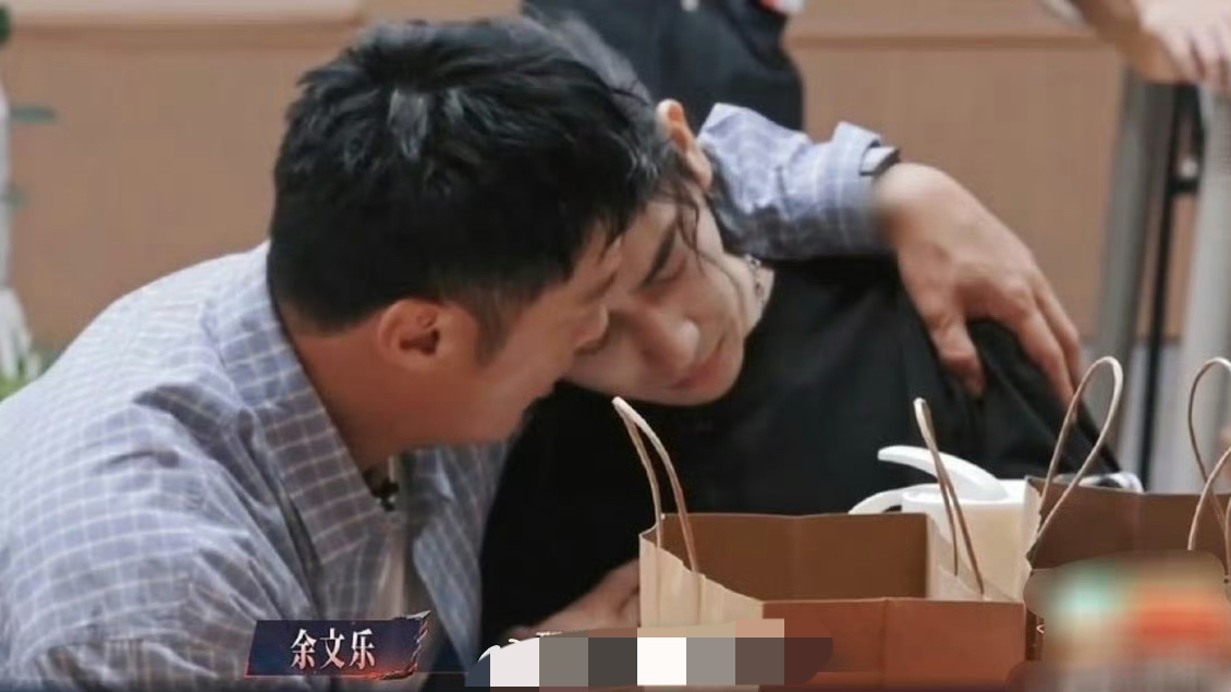 余文乐对他前后态度怎么大变？

披荆斩棘2026为什么余文乐刚开始对陈若轩还挺好，后面就感觉不太耐烦搭理他了

是两个人谁性格不讨喜？
其实说白了就是俩人情商都没踩在同频点上，余文乐本来就是出了名的急脾气直性子，录节目初期想着新人后辈多关照两句也就算了，可陈若轩偏偏是那种慢热又拧巴的类型，凑堆聊天接