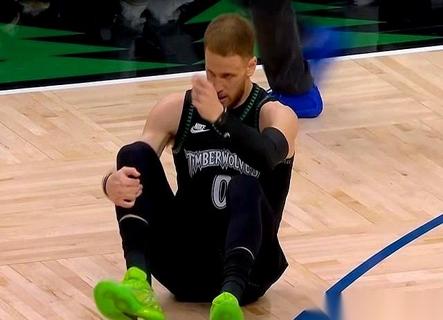 这场森林狼对掘金的G4，最后简直不像篮球赛了，更像个战地医院。 第一个...