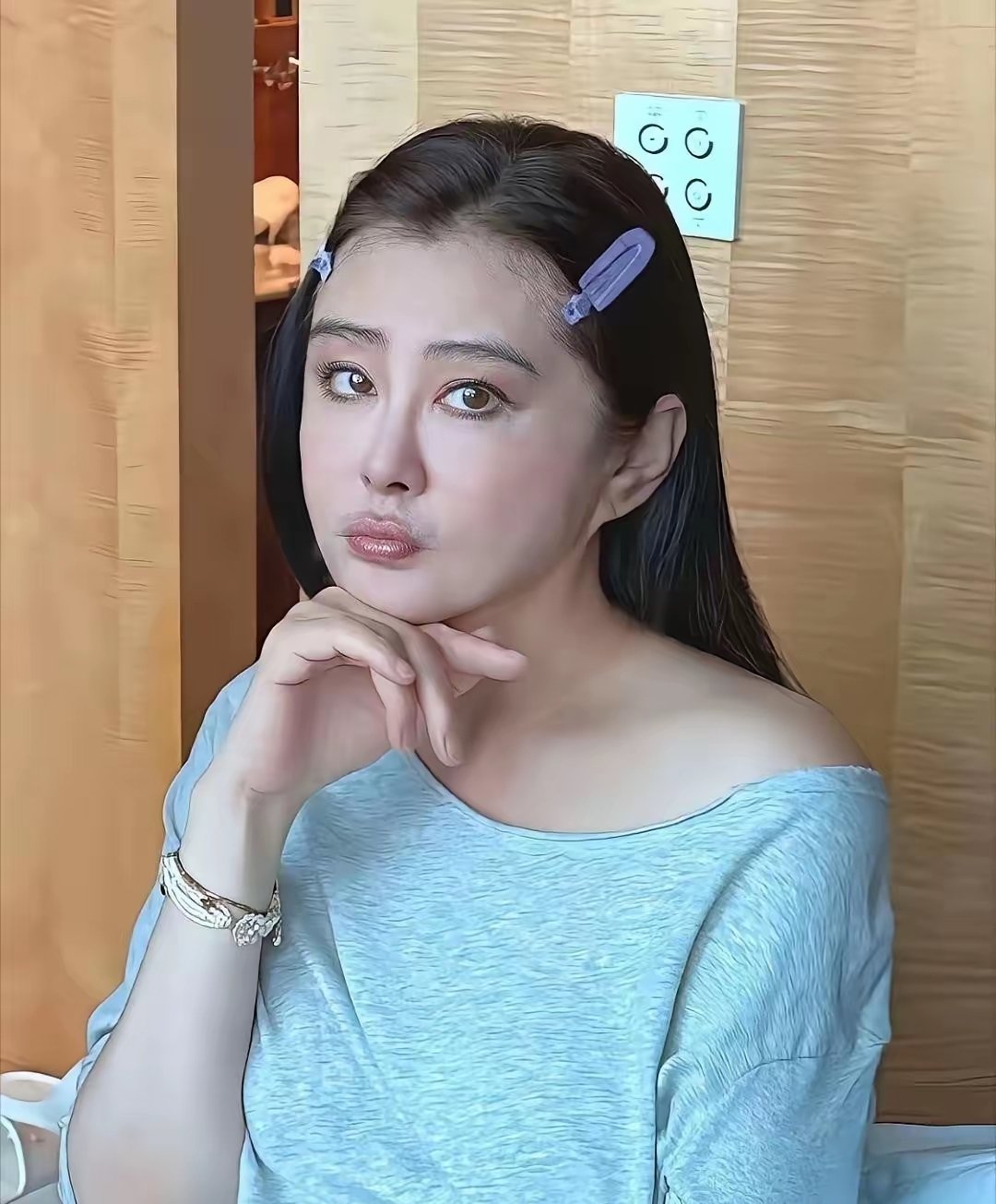 王祖贤采访评论区彻底失控！网友嘴一个比一个毒：修佛20年修了张脸？
 
隐退22年首度接受深度采访，本以为是全场情怀杀，结果评论区彻底歪楼，最后连视频都直接下架。全网网友吵成一锅粥，嘴一个比一个狠，全程高能。
 
第一派：直接冲脸，毒舌到扎心
 
这是评论区最多的声音，完全不聊人生感悟，全程盯着脸输