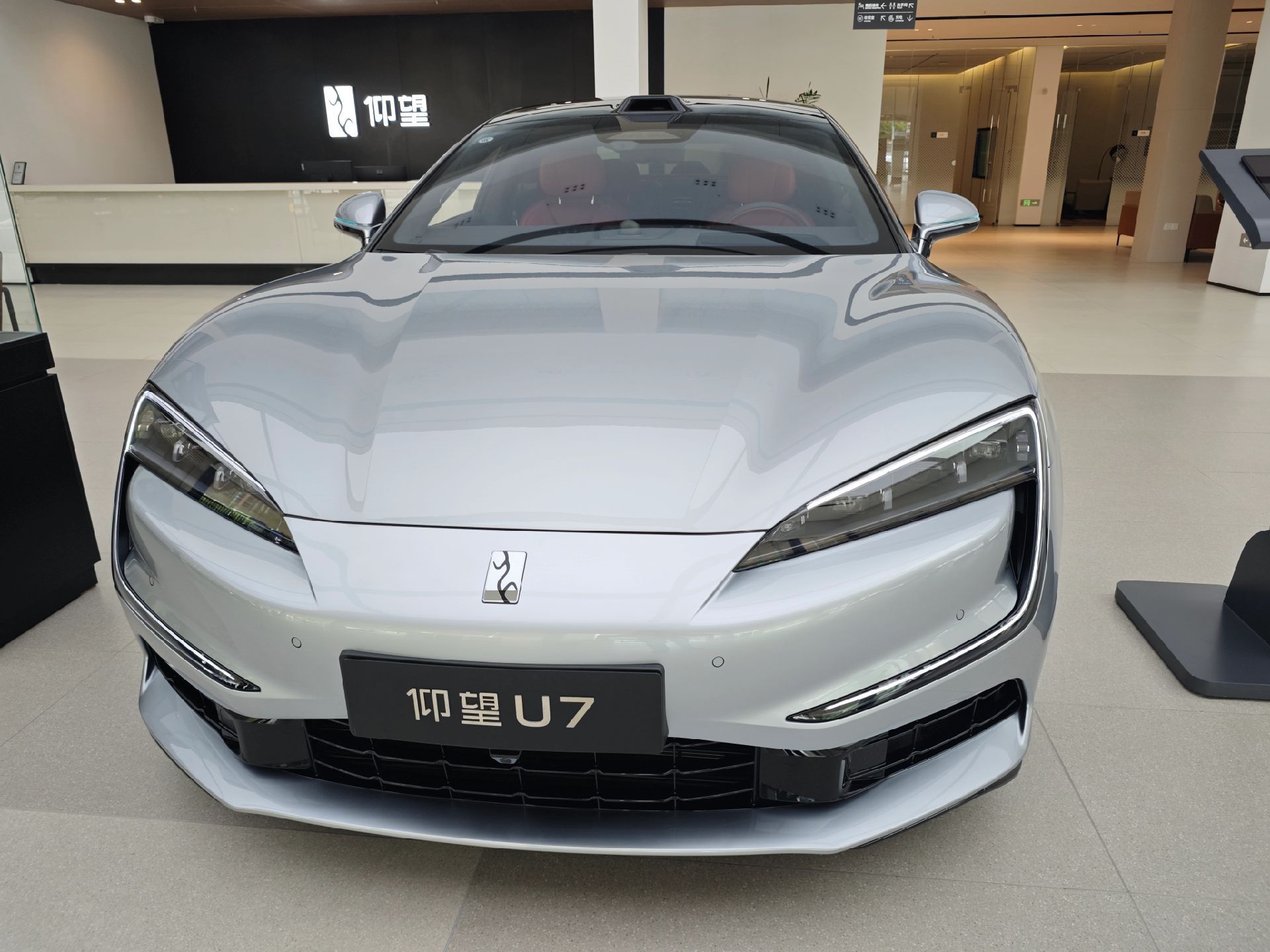 预约门店试驾车，试驾时间四十多分钟。家里原来开一台中大型轿车，打算置换，大多是夫妻两个人用车，偶尔会接送朋友，选车兼顾动力和乘坐感受，来看仰望U7。
坐在前排，座椅填充物软硬适中，长时间坐着腰部不会觉得累。车子起步很平顺，不会有突兀的冲击感。在城市道路行驶，底盘可以过滤掉大部分路面细碎颠簸。车内视野