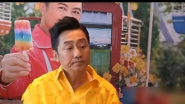 庾澄庆被问会不会跟前妻伊能静同框，直接甩了俩字：没有。
一点犹豫没有，一点场面话不给。记者转头问那儿子恩利能来当嘉宾吗？他立马换脸，说早跟儿子提了，就看他档期。
这反差太真实了。离婚这么多年，儿子是儿子，前妻是前妻，分得明明白白。
巡演排到2027年，小巨蛋生日档都申请了，成都武汉站全定死。六