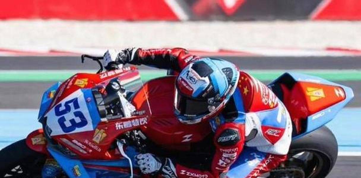 赛道传来消息！WSBK西班牙赫雷兹收官战排位尘埃落定，国产车队张雪机车迎来一场逆风开局！
 
WorldSSP排位比赛全部结束，德比斯受赛车故障拖累，最终锁定第十二位发车，队友卡里卡苏洛排在二十五名。这是车队第一次踏足赫雷兹赛道，缺少过往赛道数据积累，排位的结果没能达到预期。本土车手阿雷纳斯强势拿下