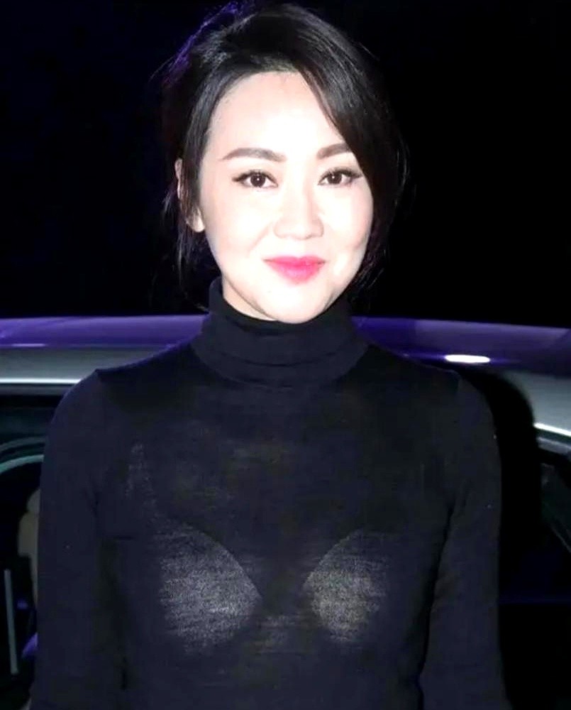 闫妮这身蓝色开叉裙，真不是一般人能驾驭的。

51岁，盘发红唇，跟小年轻站一起，气场竟然一点没输。谁能想到，她以前可是出了名的“时尚绝缘体”，衣服颜色恨不得都堆身上。

以前的她，梨形身材，穿啥都觉得有点土。现在你看，腰是腰，腿是腿，整个人透着一股劲儿，松弛又迷人。

她没硬凹少女感，也没端着架子，