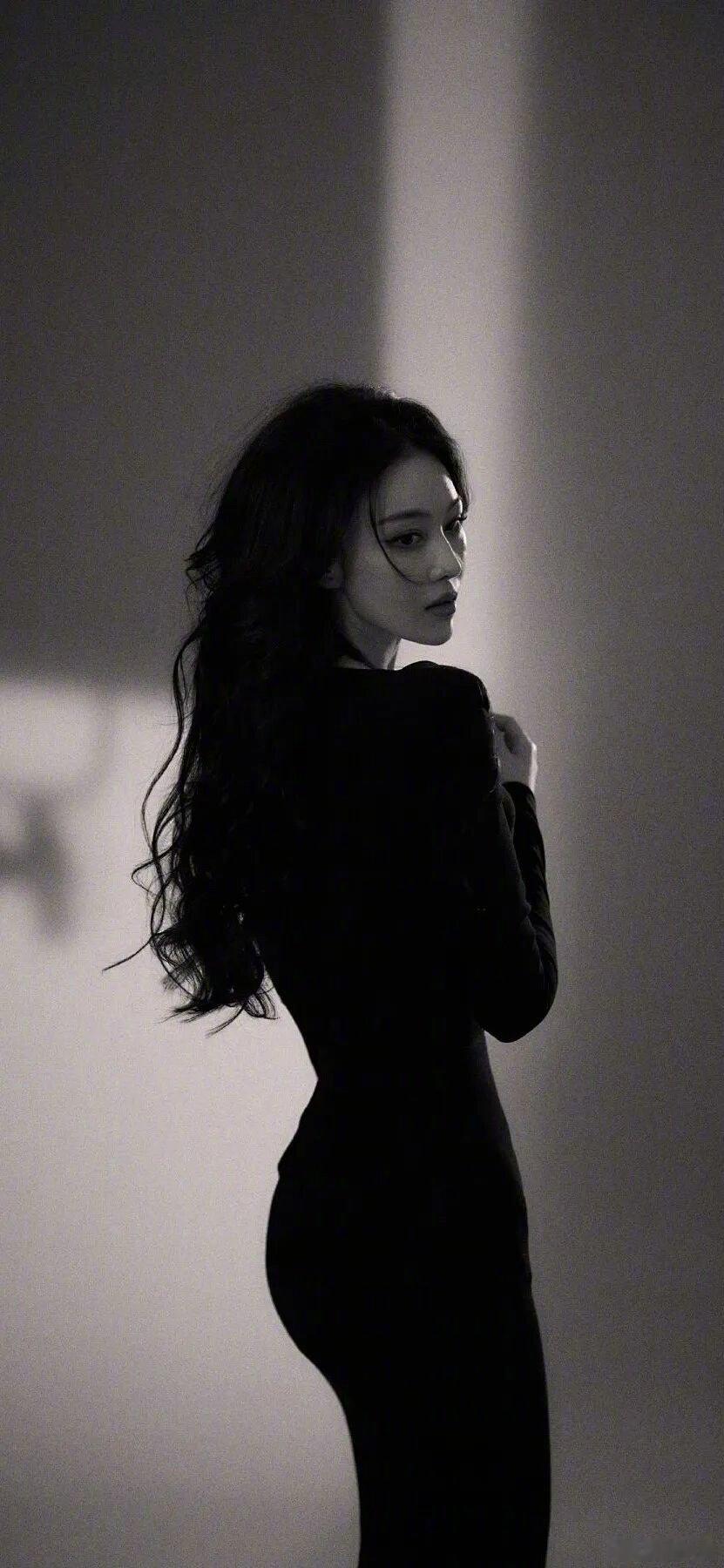 #张馨予回应援藏女医生扮美争议#直面角色造型争议，张馨予讲述高原拍摄的不易，不必用女明星的精致标准去框定角色，期待更多看见剧情本身的力量，多关注作品才对！ ​