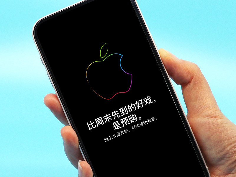 客观来看，一部分人是理性选择：新机影像、AI性能全面升级，系统耐用、保值率高，一台手机用上三四年，算下来长期成本并不高，分期免息也降低了入手门槛。还有一部分人是看准首发溢价，