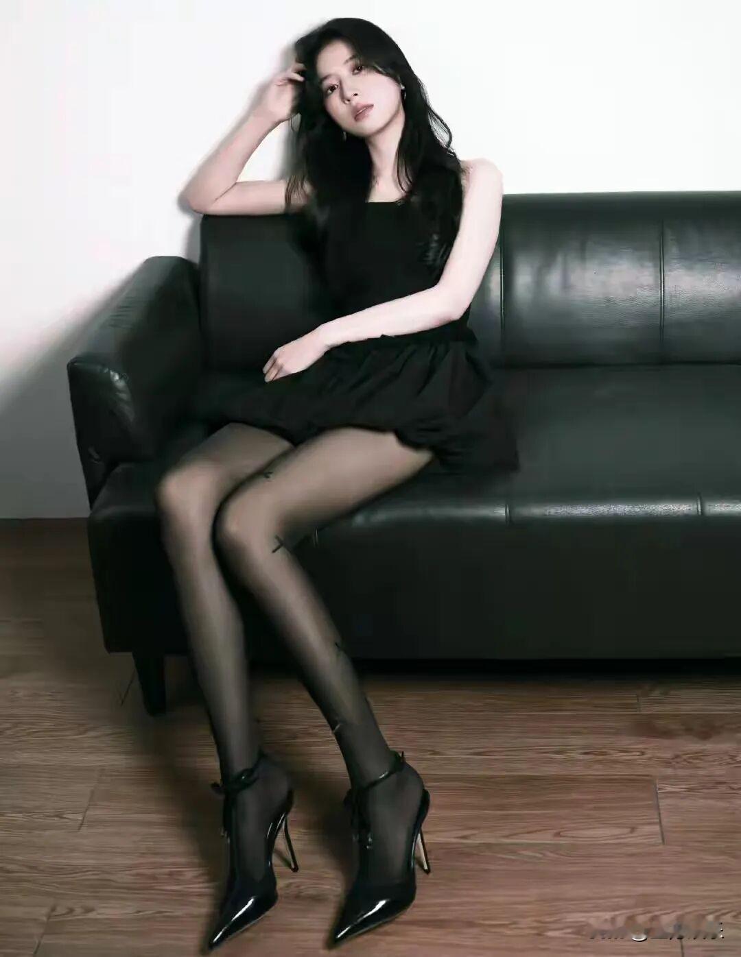 周雨彤， 性感黑丝大长腿，时尚界新女王