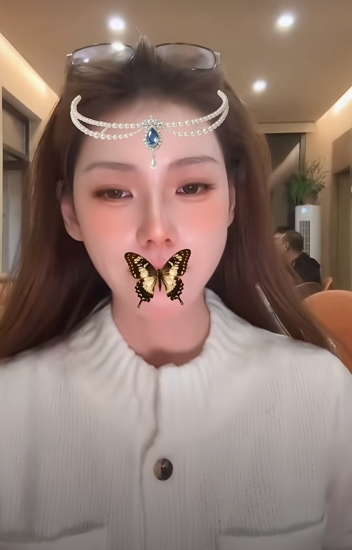 马筱梅红毯复刻，评论区吵成两派。

红色缎面长裙，腰侧立体花朵，唇衔蝴蝶。发型弧度、礼服垂感、走路氛围，全按迪丽热巴那场雨中红毯还原。

我看了两遍对比图。说实话，用心是真用心。但问题不在用不用心。

原版那阵风，是雨夜蝴蝶意外飞走，迪丽热巴愣了一下，顺手接住。那个瞬间，没有剧本。马筱梅复刻了蝴蝶，