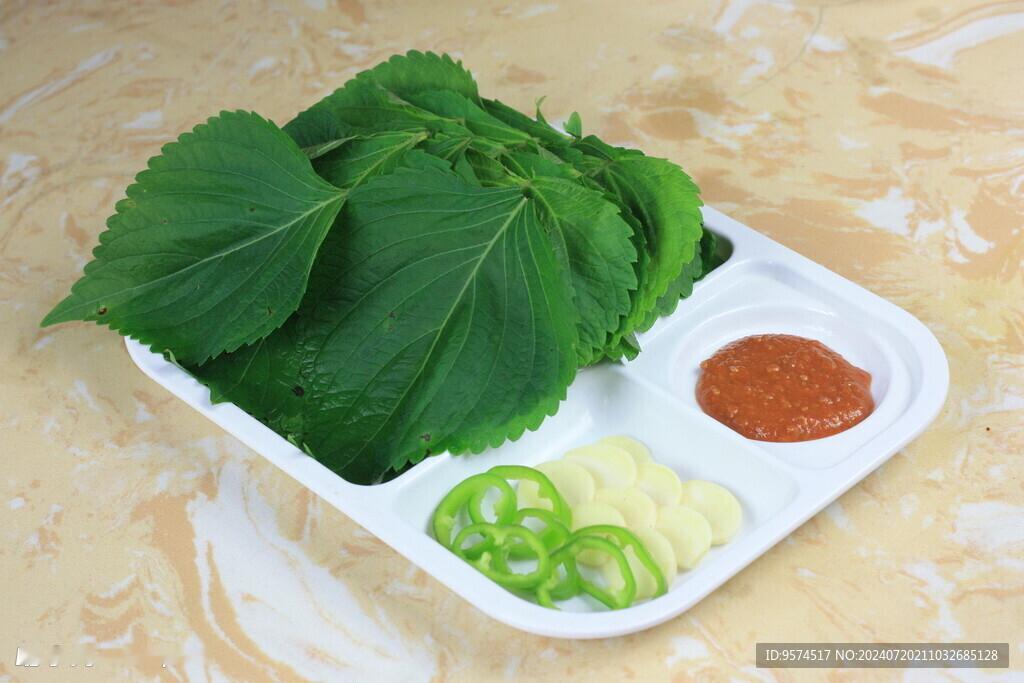 紫苏叶
《本草纲目》：紫苏叶，行气宽中，消痰利肺，和血，温中，止痛，定喘，安胎，解鱼蟹毒。
吃烤肉时，点一盘苏叶包着吃，有助于消化吸收，减少胃肠不适！
朝鲜族苏叶咸菜，下饭易消化，吃完心情舒畅！
紫苏籽
秋冬季节吃些苏子馅的糕点🥮也可入脾行气宽中，缓解胃胀呕恶！俗称苏盐！预防感冒