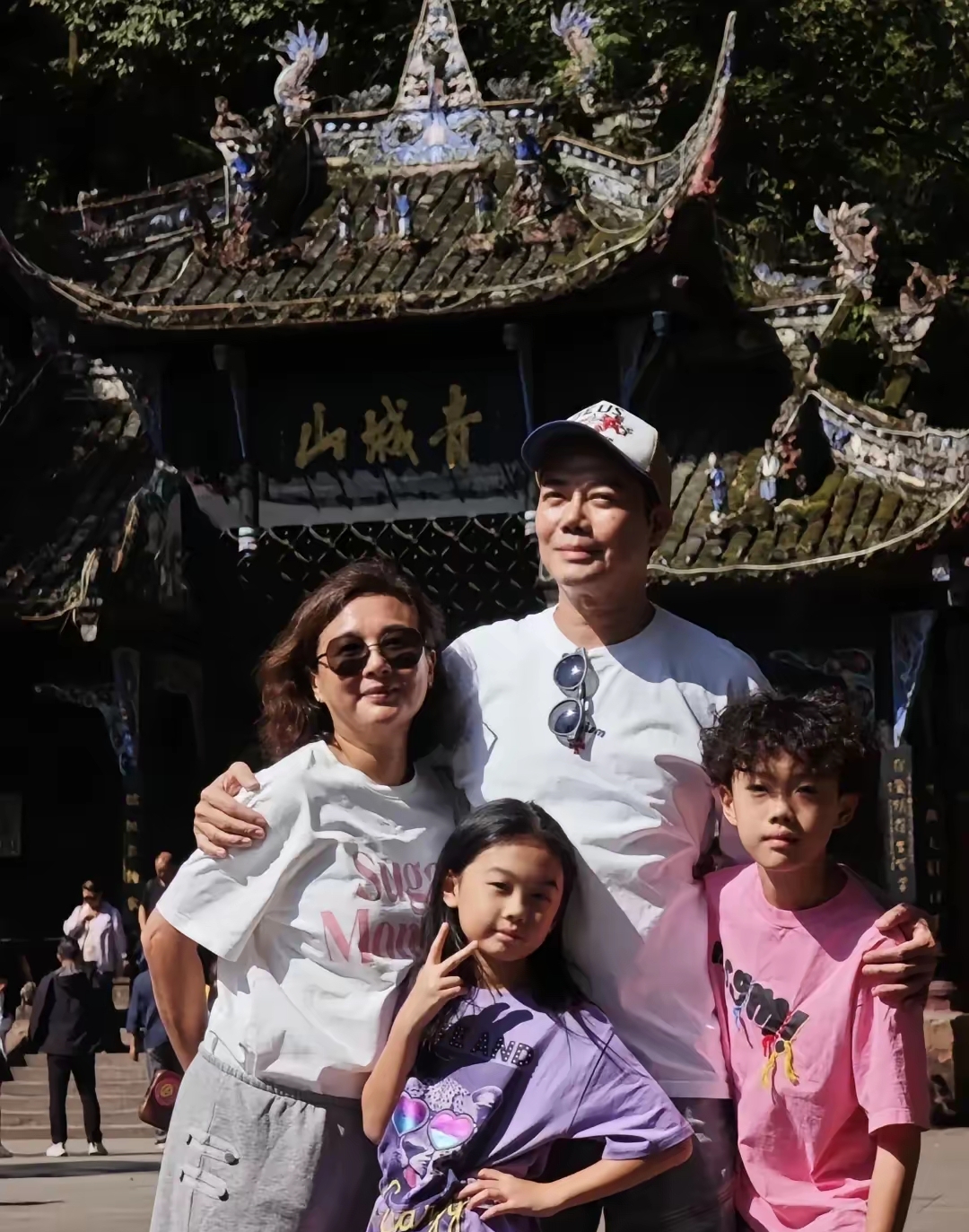59岁香港演员谢天华携妻儿游青城山，他身材挺拔而健硕，面容看起来很年轻，完全看不出真实年纪。
妻子李天恩曾是他的经纪人，也是周海媚背后的推手，用能力成就了他的翻红。一双儿女眉眼像极了爸爸，长得乖巧可爱，一家四口好幸福。