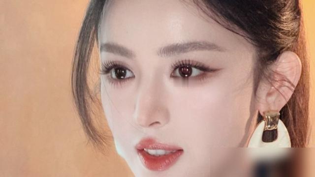 一个月不出门，难过时第一个电话打给杨迪，不是闺蜜也不是家人。娜扎这波自曝，直接把“明星社交”的滤镜撕了。
她说自己私下极宅，能窝家里一个月。年初爱上晒太阳，甚至因为怕紫外线，直接婉拒了马尔代夫的工作。别人抢着去的海岛通告，她嫌晒。
再看她近期动态，明天要去武汉网球公开赛当挑边嘉宾。台上光鲜，台下
