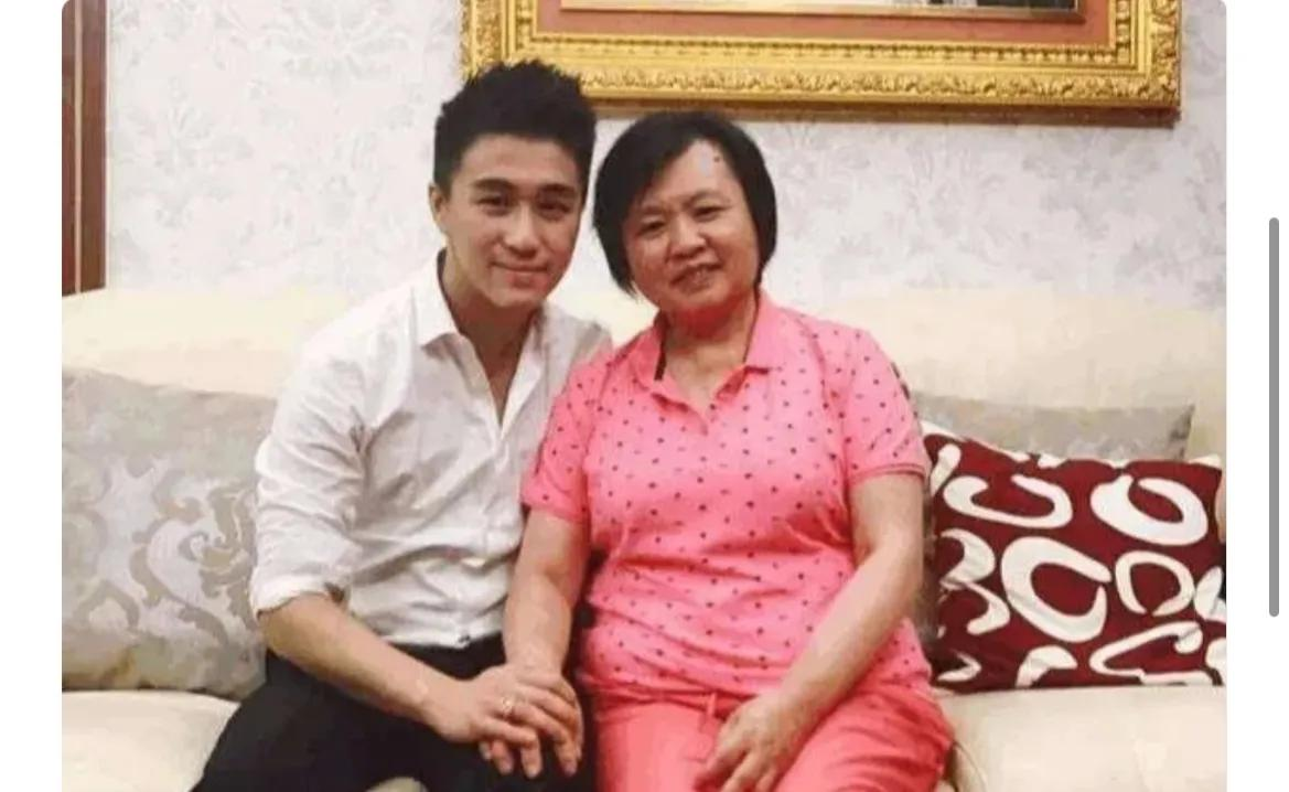 赌王何鸿燊家的保姆，买彩票中了3000万，她问赌王的儿子何猷君：“你想要什么礼物？”何猷君没当回事，随便说了句：“那就要个苹果手机吧！”本以为保姆开玩笑，可保姆的举动让他意想不到！

（主要信源：中国新闻网——《赌王女佣买彩票中 3000 万 继续伺主不辞职》）

2011年香港，郭姨路过彩票站，随