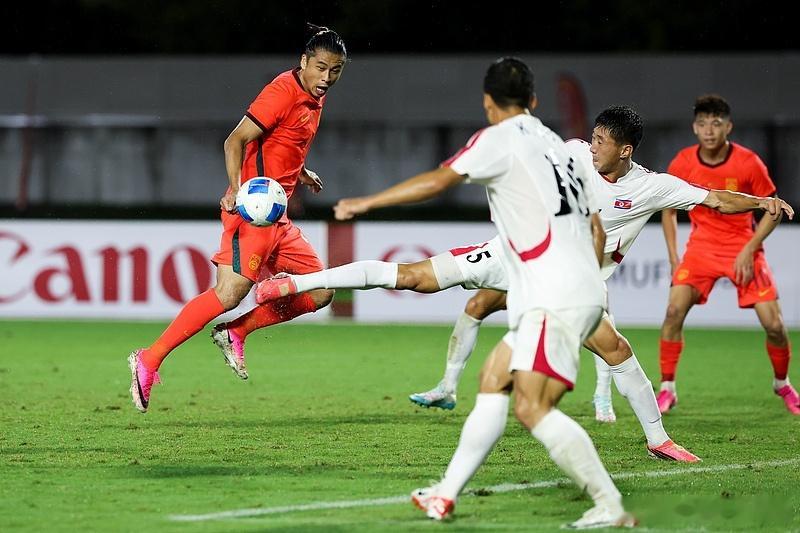 沙特亚vs卡塔尔亚
001亚运男足赛事
方向：平
年龄：1-1 2-2 2-2
进⚽️数：2 4 4
平局核心原因：

沙特首轮轮空，是本次亚运会第一场正式比赛，球员进入比赛节奏偏慢，进攻略显急躁。卡塔尔背负出线压力，不敢贸然压上，进攻投入兵力不足，难以持续制造威胁。

沙特主打阵地压迫，卡塔尔用低位防守来化 ​