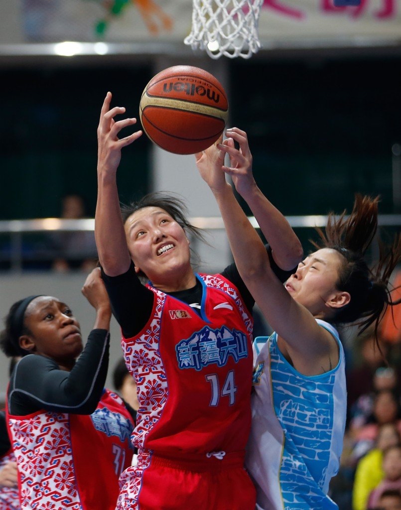 WNBA总决赛的日期定下来了，10月18日见真章，女武神和梦想两支队伍巅峰对决，谁能捧起最后的冠军奖杯，悬念拉满。

这场对决还没开打，国际篮联就抢先预热了一把，专门把这次总决赛和过往美国女篮对法国女篮的经典交锋做了个呼应。一边是加比、萨伦代表的法国身影，一边是里斯、霍华德领衔的美国阵容，仿佛把两个