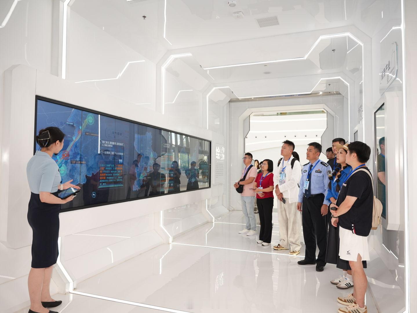 #齐鲁网安号主题专列#坐着高铁学网络安全，看山东 AI 产业实实在在的发展✨#山东高铁里的一股清流# 

在青岛国际创新园，还有一个可以实地打卡的人工智能场景展示中心。
这是青岛市崂山区 2024 年重点项目，里面分为技术创新、实际应用两大块，重点展示算力、软硬件创新、产业智能化的成果。

在这里， ​
