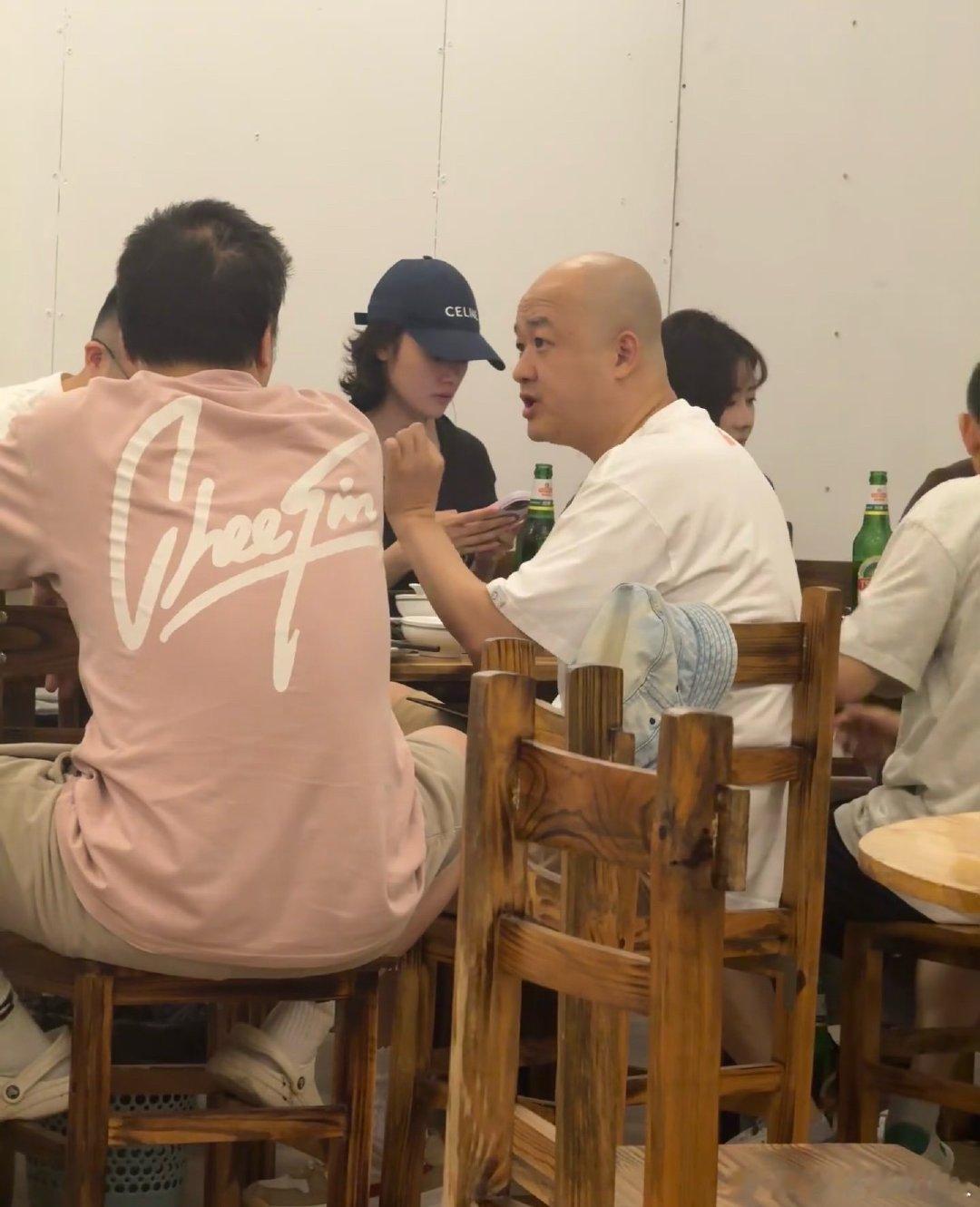 哇塞，网友吃饭偶遇包贝尔，他好像很激动，过去拍一下他的脑袋让他冷静一下 ​