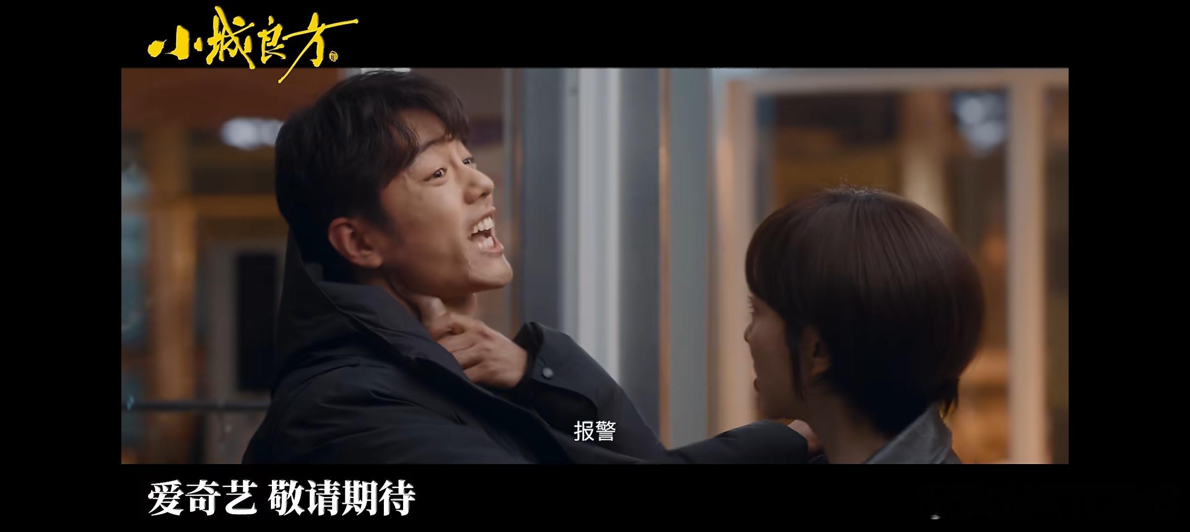 #肖战模仿雕塑#感觉他的宣传语好好玩啊，说回到故乡有点水土不服，而且用的引号真的是吸引到我了，好搞笑。这段花絮里肖战模仿雕塑定格不动，氛围感拉满。这句带引号的文案引发网友各种解读，不少人刷到这个片段都被逗乐。话题热度快速上涨，大家纷纷玩梗讨论。不少网友调侃这个宣传文案很有巧思，轻松 ​