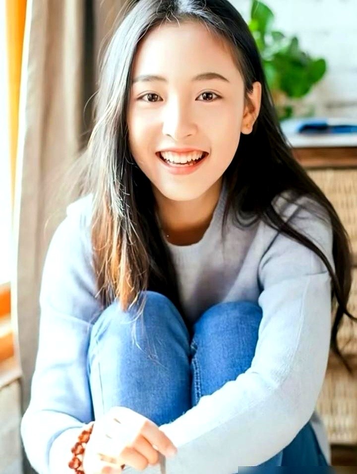 为了郭敬明要求的“清冷劲儿”，进组《百妖谱》的邓为提前减了十几斤。

看路透图真让人心里发紧，整个人瘦到皮包骨，镜头外简直风一吹就倒。这已经不是他第一次对自己下狠手，之前拍《长相思》演叶十七，他就生生减了快十斤。

现在人还在横店熬大夜拍打戏，另一边《花少》还在播。人都瘦得脱相了，还得硬撑着对镜头笑