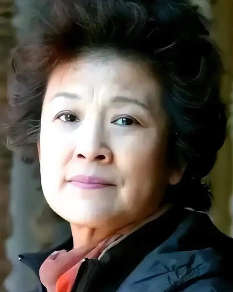 61岁的宋春丽和丈夫坚持丁克三十几年，直到2012年一天，好友邓婕到宋春丽家中做客，刚一进门就看到夫妻二人坐在沙发上默不作声地喝茶，偌大的客厅里少了些许欢声笑语，邓婕劝宋春丽：“去领养一个孩子吧，这样才像个家，日子才有奔头啊。”
 
邓婕走后，客厅又静了下来。孙维熙起身去续茶，水流声在安静里显得很响