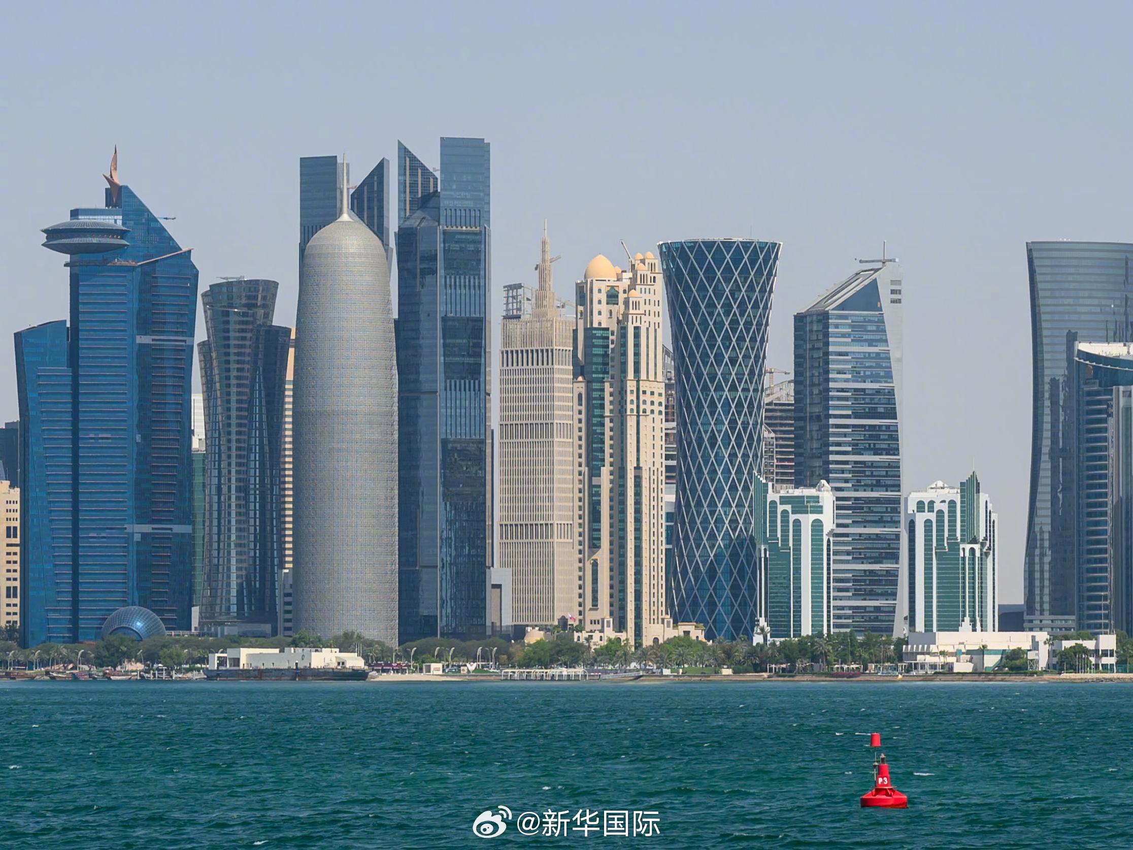 【#伊朗敦促卡塔尔转移被扣飞行员#　卡方重申欢迎调查】据伊朗媒体报道，一名伊朗军方官员22日呼吁卡塔尔将被扣押的伊朗飞行员从水上转移至陆地医院。卡方先前否认扣押伊朗飞行员，但表示已允许伊方审查搜救细节。卡塔尔外交部发言人本周重申“欢迎伊朗代表团就此事来访”的立场。
据伊朗塔斯尼姆通讯 ​