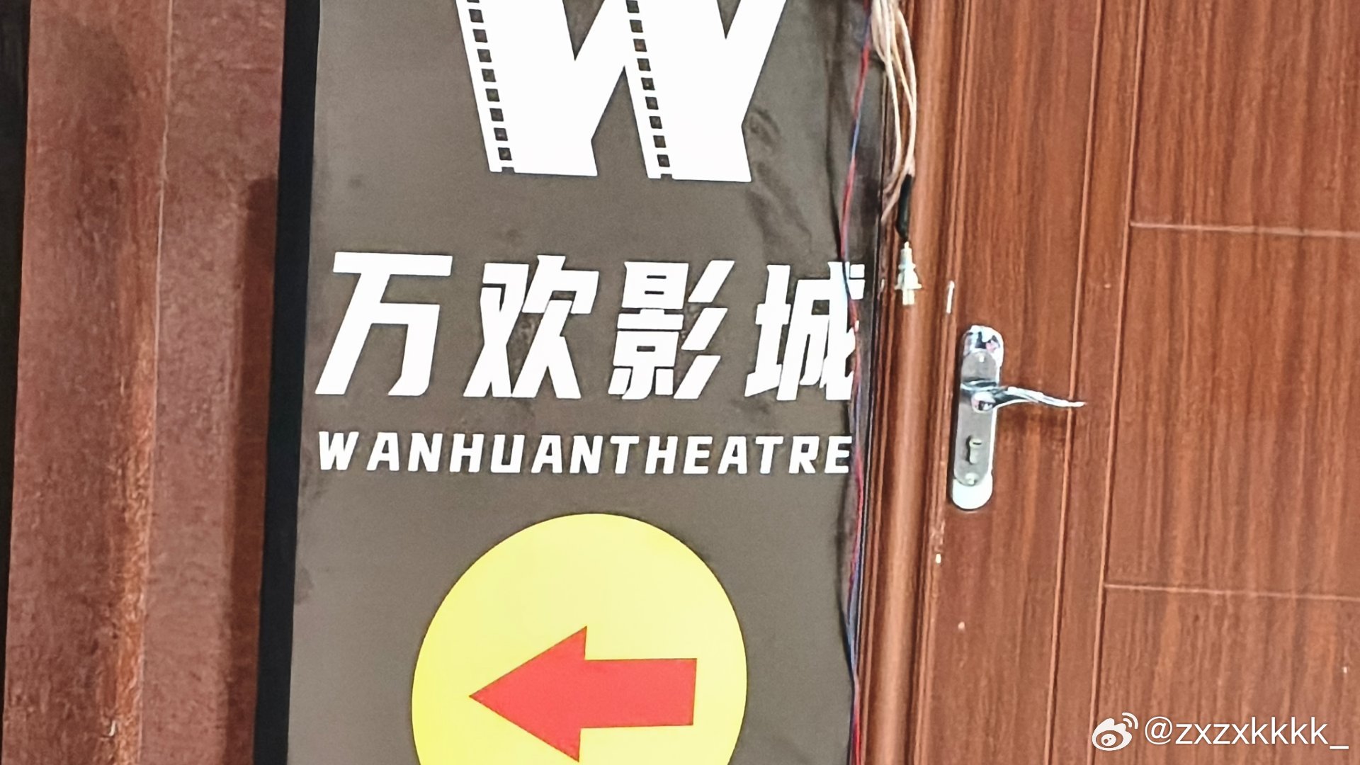 今天我和孩子在万欢影城看完《欢迎来龙餐馆》，内心久久不能平静。
沈腾饰演的徐福，还有马俊生，不是单一的某个人，原型是当年逆行奔赴巴格达开“中国龙餐馆”的刘磊、帅学军等人。2003年伊拉克战火纷飞，人人争相逃离，两个普通中国人却逆流而上，在炮火里撑起一间餐馆。
 
看着影片，我不由得想起《 ​