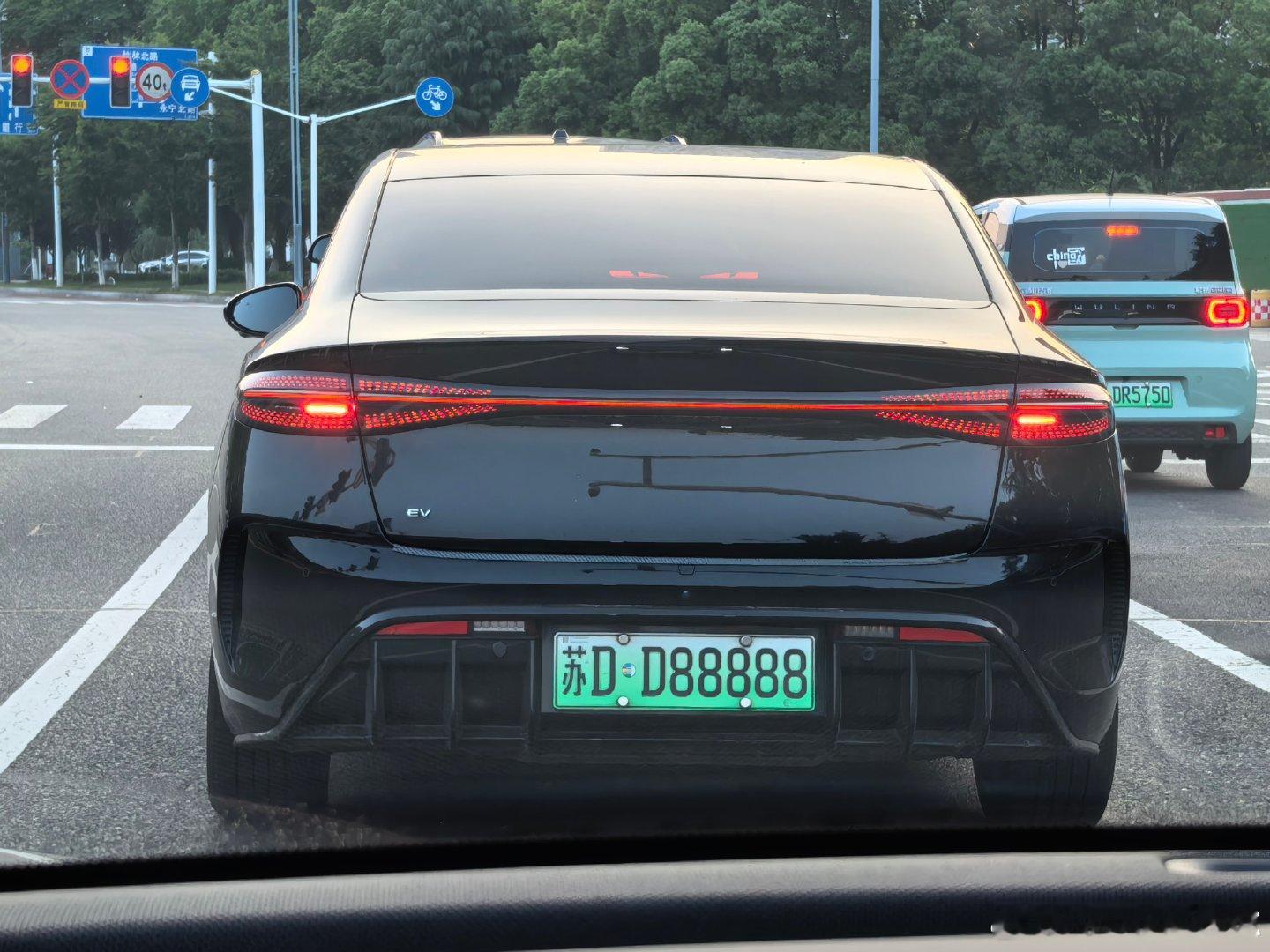 海豹EV车主运气都这么好吗？一个四个八，一个五个八，都被我碰上了[嘻嘻]
#海豹ev##我与汽车的日常# ​