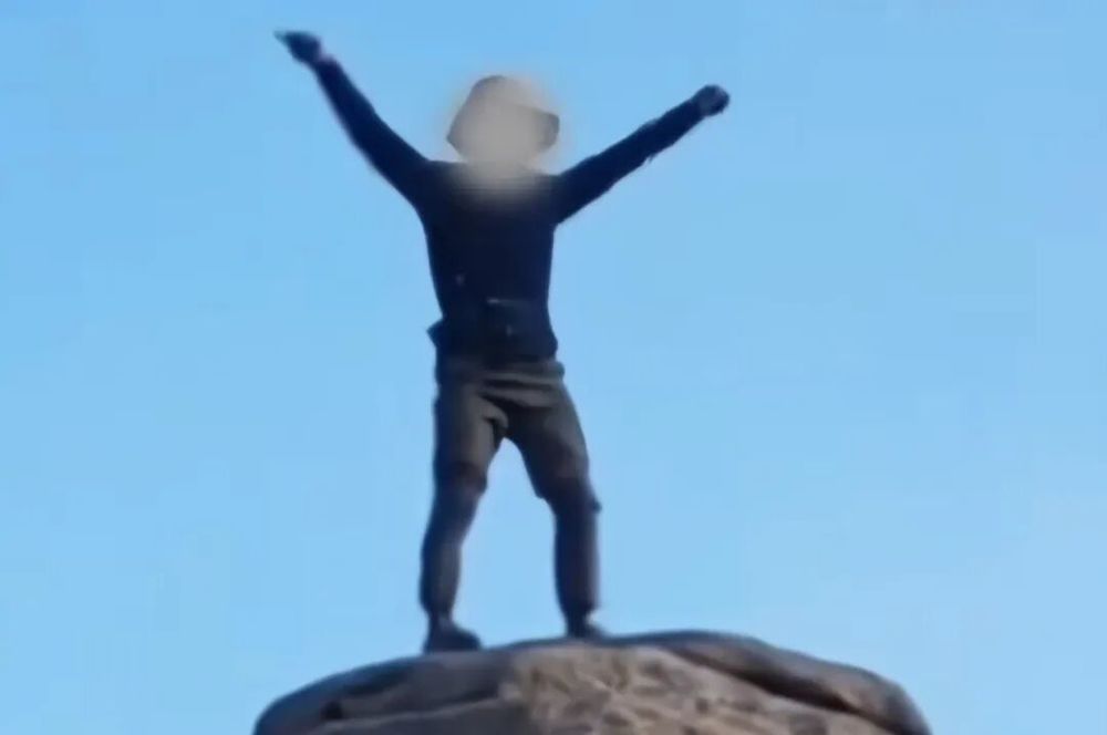 【网红博主在崂山失足坠亡，出事前还在悬崖陡坡拍视频，几乎无防护措施】1...