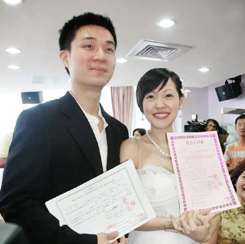 香港K11那场偶遇，最扎眼的不是小S瘦成衣架子，是许雅钧全程买单。
一个不上班的人，跟在老婆孩子后面掏钱掏得理所当然。网友说他真人帅、有明星范，可真正让人愣住的，是他那种“不靠工资活着”的踏实劲儿。
这事儿跟咱们有什么关系？关系大了。你身边有没有那种看着不显山不露水，关键时刻拿得出真金白银的人？
看