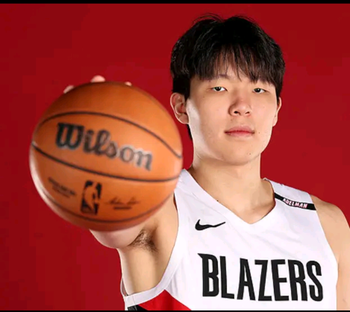 杨瀚森末节登场12分钟，投篮3中2、罚球2中2，拿下6分2篮板4助攻1抢断，场上表现可圈可点。这段时间他在场上的体能、协防和组织能力都有了明显提升。要是每场都能拿出这般水准的发挥，我估摸着他在常规赛应该能获得相当稳定的出场时间。