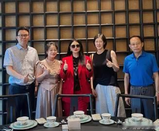 饭局上，李湘的气场真强啊。