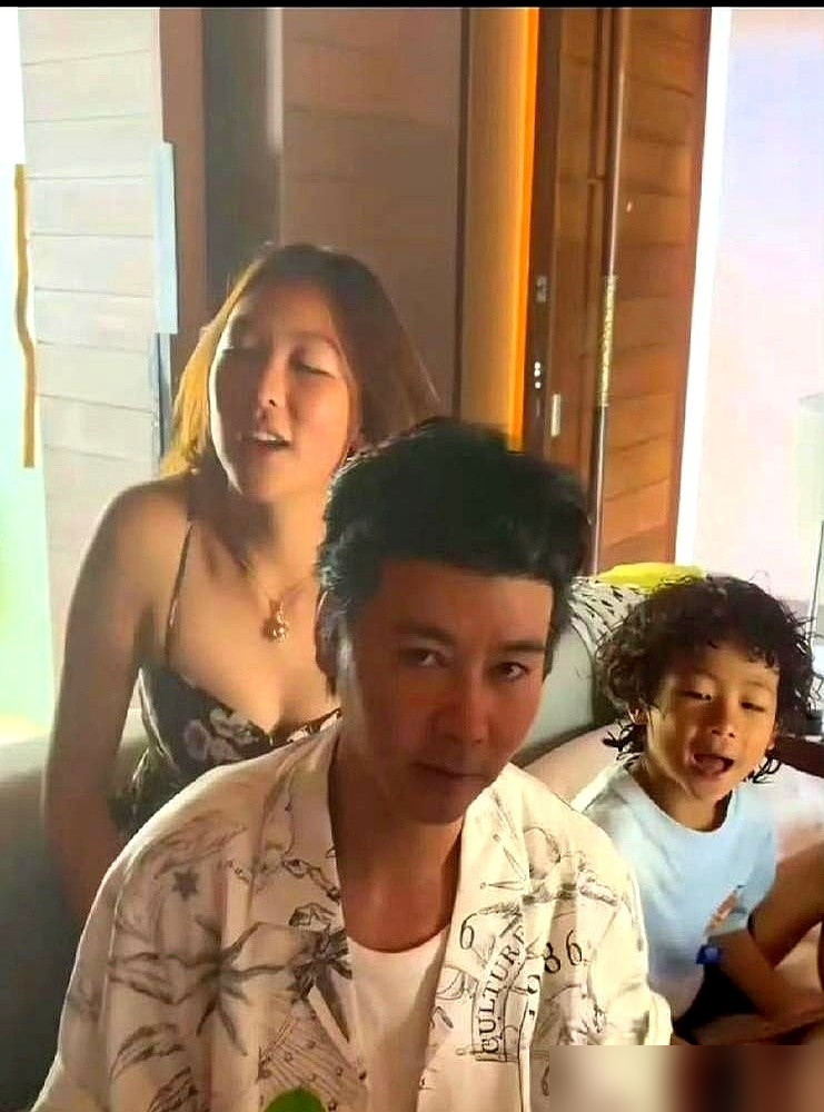 张晋亲了15岁女儿一下，评论区直接炸了。
蔡少芬晒的马尔代夫视频里，张晋搂着大女儿张楚儿，往脸颊上亲了一口。女儿一米七，穿着细肩带，确实是大姑娘模样了。有人骂没边界感，有人怼这是亲爹不是外人。两拨人吵了几万条。
有意思的是，这夫妻俩早年在节目里放过话，女儿18岁前不准谈恋爱。规矩立得铁硬，扭头亲