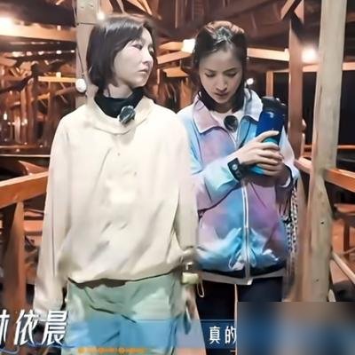 林依晨给周冬雨倒热水，周冬雨直接拒了，说她只喝接近体温的水，热水伤胃黏膜。这话一出来，好多人愣了。
她说自己以前也喝热的，后来改了，胃反而舒服了。林依晨当时手还悬着，场面挺微妙。
有人觉得她矫情，有人去查了，发现真不是瞎说。超过65度的水，确实被列过致癌风险。
这姑娘拍戏扑了好几部，综艺里素颜