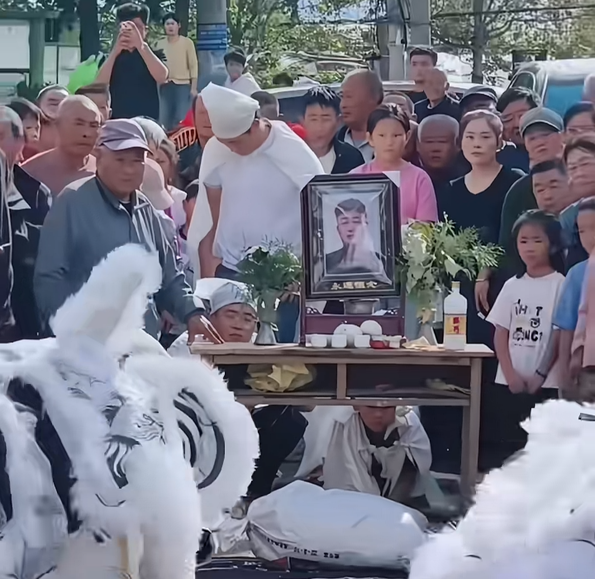 山东38岁临沂网红“沂蒙三老板”孙翊洺出殡！
遗孀拿着其衣服不断向前爬着哭泣，数