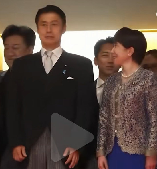 #高市早苗凝视帅哥引热议#哪里帅了……[费解][费解][费解] ​