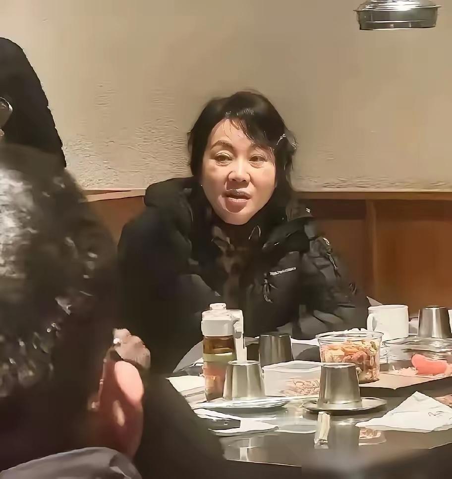 55岁闫妮西安街头被偶遇！纯素颜无滤镜，眼角皱纹一览无余，满脸掩不住的疲惫感。

回想早年荧幕上，她风情鲜活，眉眼灵动，是镜头里光彩夺目的女演员。才隔数日，湾区晚会一身黄裙，依旧明艳惊艳全网。可褪去妆造滤镜，又是另一番模样，今昔反差格外戳人。

卸下明星身份，她回西安老家陪伴九旬父母，日子过得平淡朴