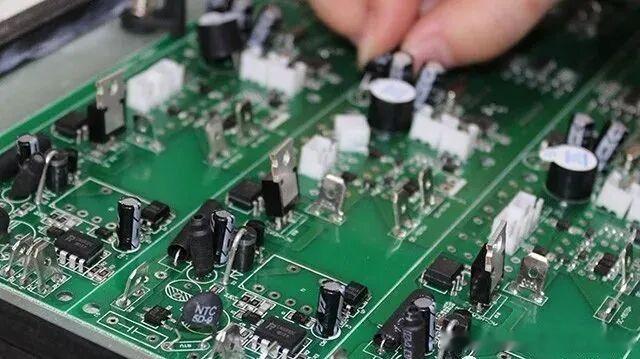 在各类电子设备的PCB电路板中，元器件分为两种封装形式，分别是通孔插装...