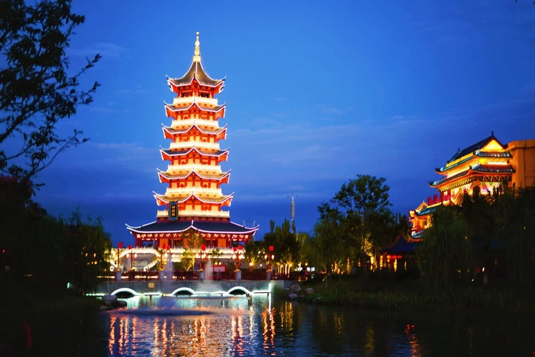 巍巍青山下，一处畅游东方神话的乐园。