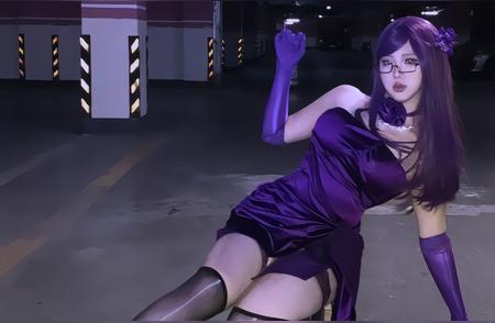 半夜 停车库里 凹凹造型 为什么说紫色更有韵味儿～  ps: 图片为正常写真穿搭