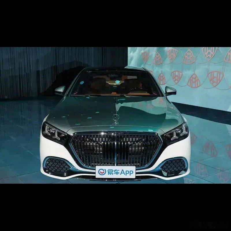 🚗新一代迈巴赫S级上市，139.8万到335.3万的价格对目标用户不算事，真正的变化是它把MB.OS架构和端侧多模态VLM大模型塞进百万级燃油旗舰了。💰这波说明奔驰也怕高净值用户被新势力的大屏和语音惯坏，但个人看，买这车的人后排舒适度和立标比车机聪明重要得多，智能配置更多是司机受益。#新车上市# ​