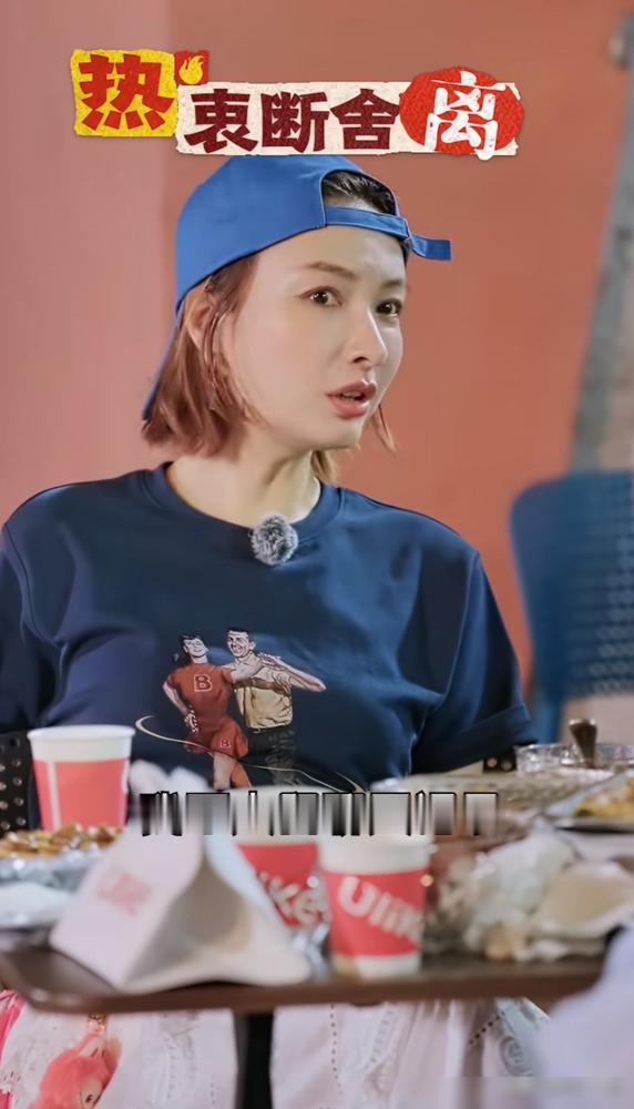 吴昕把聊天记录删得干干净净，李维嘉却连三年前的废话都留着。
节目里聊起这事，维嘉说舍不得删，那里面存着海涛当年不敢说话的样子，存着吴昕第一次独当一面。说着说着，两个大男人在播客里对着哭。
红眼眶不是矫情。快乐家族散了之后，李维嘉离开芒果整整两年，10月28日才正式官宣回来。配文就四个字：好久不见