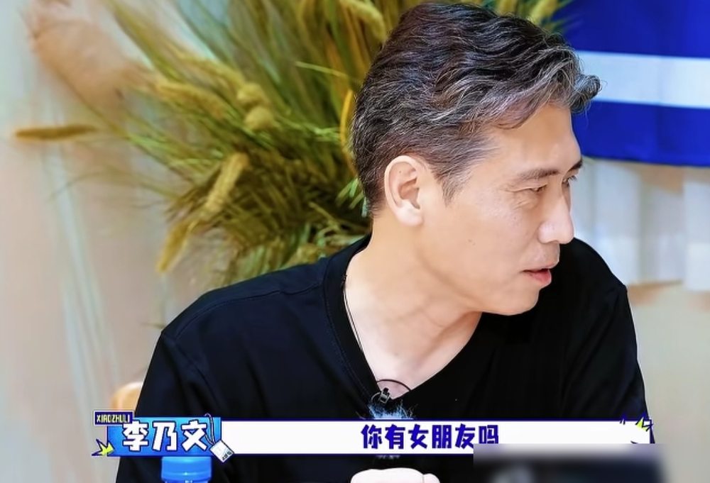 胡军一句话，戳破了中年男人的社交真相。
饭桌上，51岁的李乃文突然问20多岁的陈哲远，你吃这么干净，是不是有女朋友了？这话一出，空气瞬间凝固，陈哲远有点不知所措。
旁边58岁的胡军立马接过话茬，对着李乃文就说，你操这心干嘛，人家有也不告诉你，直接把尴尬化解了。
这事发生在三人合作的节目里，胡军