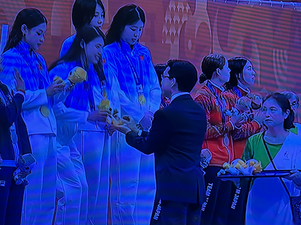 亚运会开幕，日本最忙的志愿者，91岁。
爱知·名古屋亚运会原计划招4万志愿者，最后上岗的，1万出头。年龄跨度18到91，没设上限。91岁的安乐博勲，负责卡巴迪项目现场运营，站一天。
引导、搬物资、颁奖礼仪，全是大爷大妈在扛。年轻人在哪？没人来。
一场国际赛事，靠一群七八十岁的人撑场面。不是老人